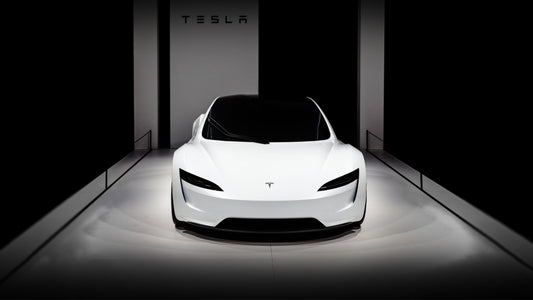 2023 में टेस्ला बनाम अन्य सभी ईवी ब्रांड: इलेक्ट्रिक वाहन शोडाउन, ब्लॉग पोस्ट कवर।