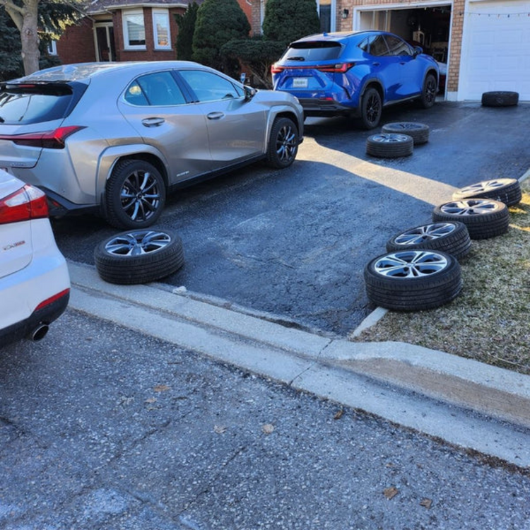 Mobile tire change service by Sparky Express, availability by location in the Greater Toronto Area, Ontario, Canada. Select your city and book this service online.
